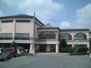 暖かな色合いの外壁をした内牧地区公民館の外観の写真（「内牧地区公民館」のページへリンク）